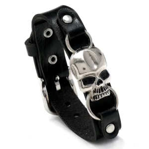 Schwarzes Leder Totenkopf Manschettenarmband mit antiker silberner Metallhardware, detaillierte 3/4 Nahaufnahme auf weißem Hintergrund, Gothic Punk Statement Schmuck
