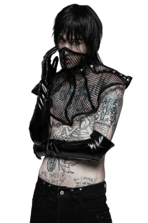 Schwarzes Mesh-Gothic-Halsband, Dreiviertel-Seitenansicht auf tätowiertem männlichem Modell mit langen schwarzen Handschuhen, alternative Fashion Styling, Darkwave-Ästhetik