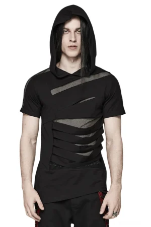 Schwarzes Mesh-Splicing Gothic Kapuzen-T-Shirt Frontansicht mit Mesh-Ausschnitten auf Brust und Ärmeln, getragen vom männlichen Modell in Studio-Setting