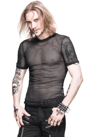 Tätowiertes männliches Modell trägt schwarzes transparentes Gothic Mesh T-Shirt mit schlanker Passform in Vorderansicht, Rundhalsausschnitt mit geripptem Saum, Studio-Setting mit weißem Hintergrund