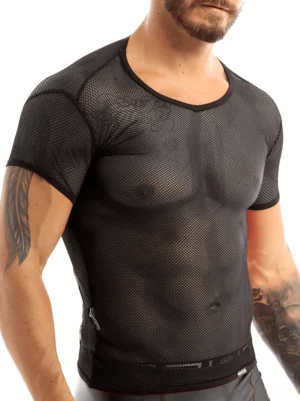 Schwarzes Netzhemd Herren mit durchscheinender Mesh-Konstruktion, Crew Neck Ausschnitt, Vorderansicht auf muskulösem männlichen Modell mit Tattoos