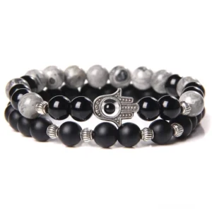 Schwarzes Onyx Gothic Armband mit grauem Marmor Akzenten und silberfarbenem Hamsa Charm Amulett - Stil 1 Studio-Flachaufnahme für Herren Schutzarmband