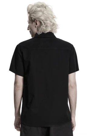 Schwarzes punk-gotisches Hemd Rückansicht showing minimalistisches durchgehendes Design und strukturierte Silhouette ohne Dekoration, gotische Kleidung Alternative