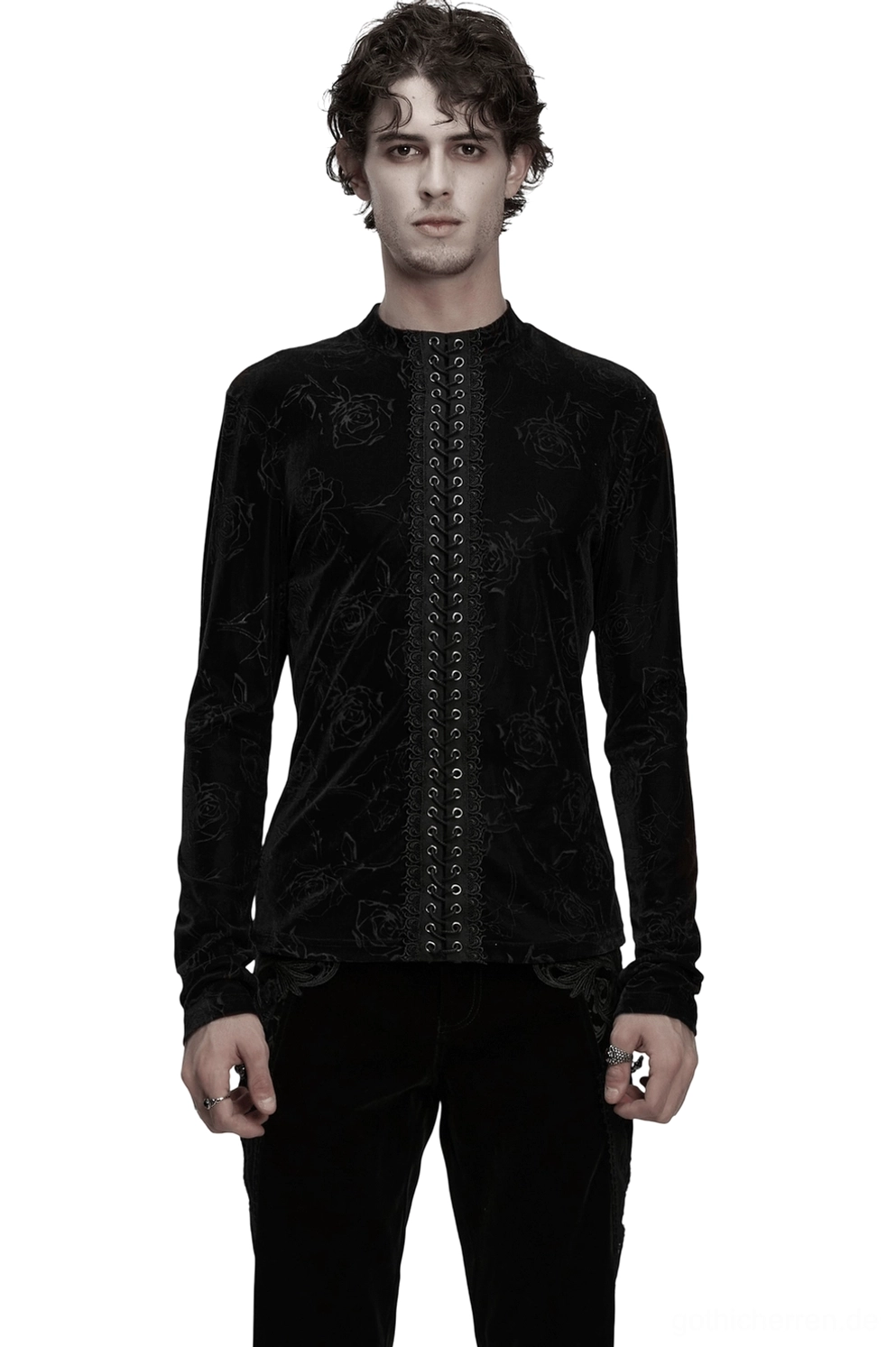 Schwarzes Rosen-Samtoberteil mit Schnürung – Gothic Langarmshirt Herren Vorderansicht auf männlichem Modell mit schlanker Passform, Stehkragen und Ösen-Schnürverschluss Detail