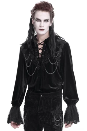 Schwarzes Samt Gothic Hemd Vorderansicht mit ornamentalem Schnürverschluss und Kettenakzenten auf männlichem Model – Alternative Fashion Kleidung