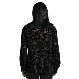 Schwarzes samtflockiertes Piranha Gothic Hemd für Herren Rückansicht zeigt durchgängiges florales Piranha-Muster auf Modelo