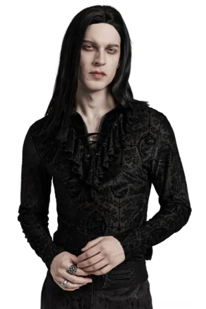 Schwarzes Samtoberteil mit hochstehendem Kragen und Schnürverschluss auf männlichem Model, Frontalansicht mit drei-Viertel-Perspektive, zeigt schwarze Jacquard-Samtmuster und verstellbaren Schnürverschluss-Placket im gotischen Stil