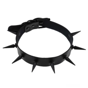 Schwarzes Spike Leder Choker Halsband mit matten schwarzen Metallnieten, Frontalansicht von oben - Gotisches Accessoire mit geometrischem Spike-Muster