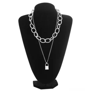 Silberne doppelschichtige Gothic Lock Kette mit wuchtiger und zierlicher Kettenkomposition auf schwarzem Schmuck-Mannequin, elegante Schloss-Anhänger, Studio-Frontansicht