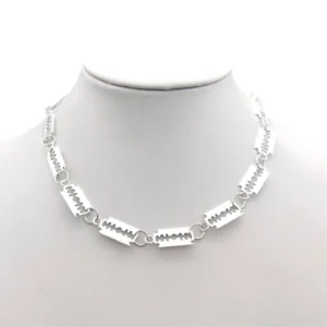 Silberne Rasierklingen-Gothic-Choker-Kette mit 14 Klingenelementen an mannequin Hals, Frontansicht zeigt Industrial-Ästhetik und verstellbaren Karabinerverschluss