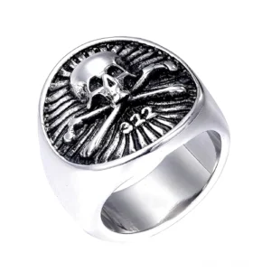 Silberner Totenkopf Crossbones Sigelring mit 322 Gravur im gotischen Stil, Draufsicht-Nahaufnahme auf weißem Untergrund