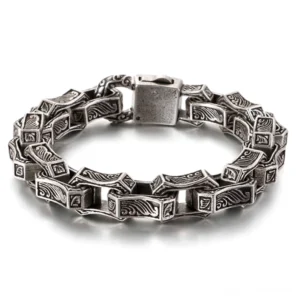 Silbernes gothic Herrenarmband mit Gravur – glänzende Edelstahlkettenglieder strukturierte Oberfläche Detail