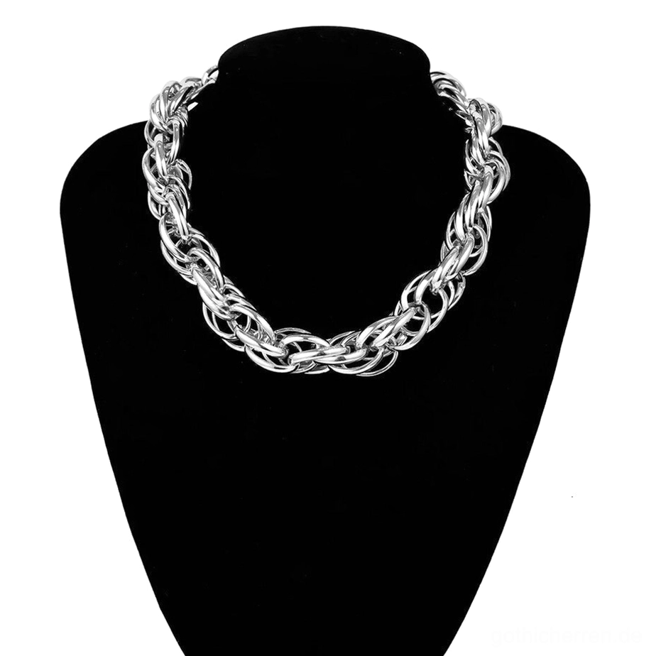 Silber Twisted Curb Chain Gothic Halskette Unisex-Schmuck Alternative Wear Style mit hochpoliertem Finish auf weißem Studio-Hintergrund