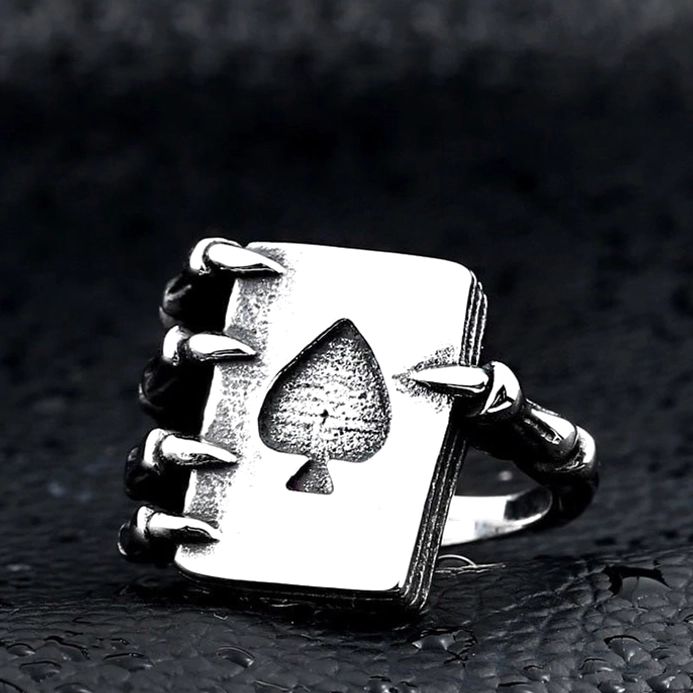 Dark Aesthetic Skeleton Claw Spade Ring Seitenansicht auf Lederuntergrund, zeigt intricate Skelettfingergelenke und vintage schwarz-silber patina