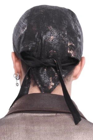 Steampunk Bandana Kopftuch von hinten getragen mit ausgestrecktem Stoff-Schwanz und marmoriertem Schwarz-Bronze Textilmuster in Rückansicht