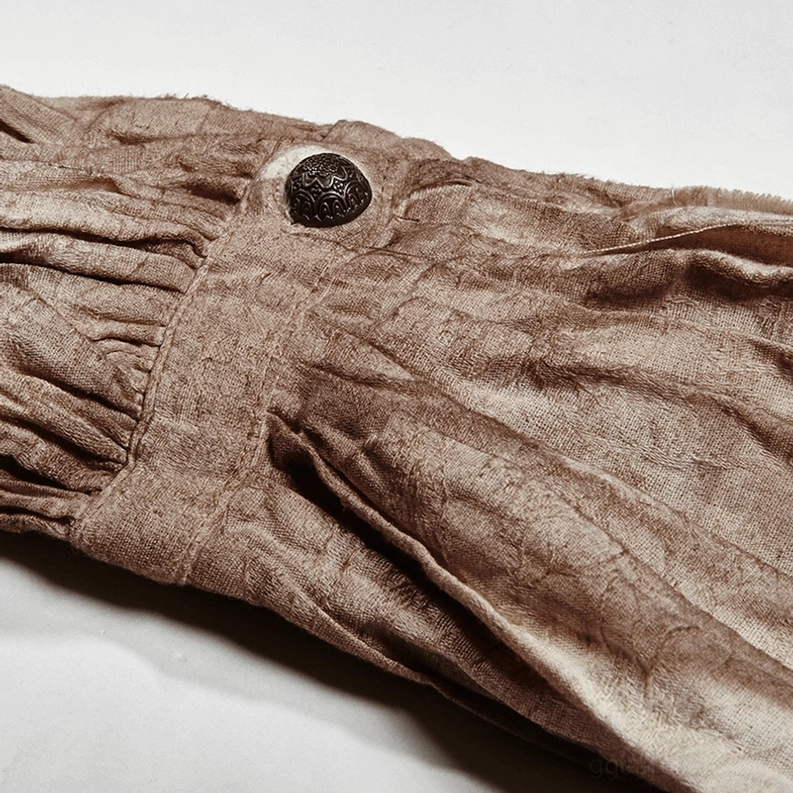 Steampunk Leinenhemd Manschetten-Makro-Nahaufnahme - geprägte Vintage-Metallknöpfe und absichtliche Waschspuren auf zerknittertem Stoff
