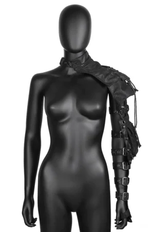 Schwarze Steampunk Schultertasche Vorderansicht auf Schneiderpuppe mit Schnürung und Gothic-Ästhetik, Crossbody-Trageposition, Umhängetasche mit industriellem Design