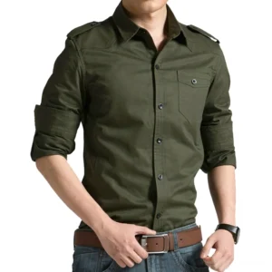 Strukturiertes Rebellions-Militärhemd Herrenshirt in Armeerot mit markanten Schulterstücken und minimalistischer Brusttasche, Slim-Fit-Design mit Ärmelumschlägen, Vorderansicht auf Modell mit blauer Jeans