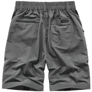 Rückansicht Tactical Cargo Shorts mit elastischem Taillenband und Reißverschluss-Rückentaschen für sichere Aufbewahrung – Gothic Herren Shorts Design
