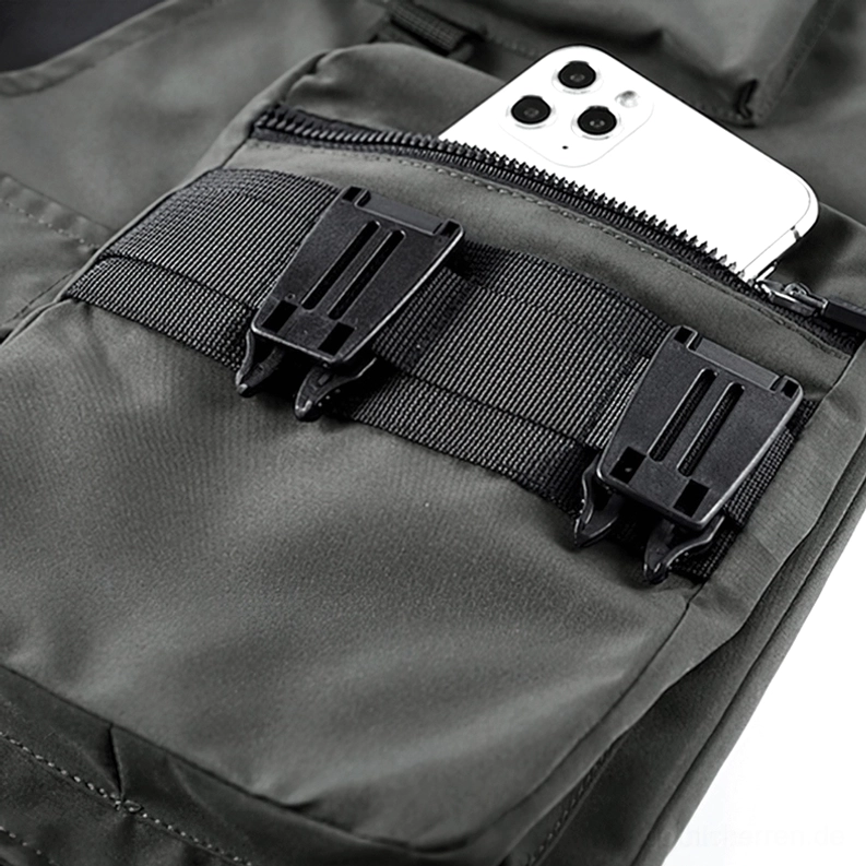 Doppel-Schnallen-Cargotasche System mit Reißverschluss und Webbing-Details auf schwarzen Gothic Tactical Shorts Nahaufnahme