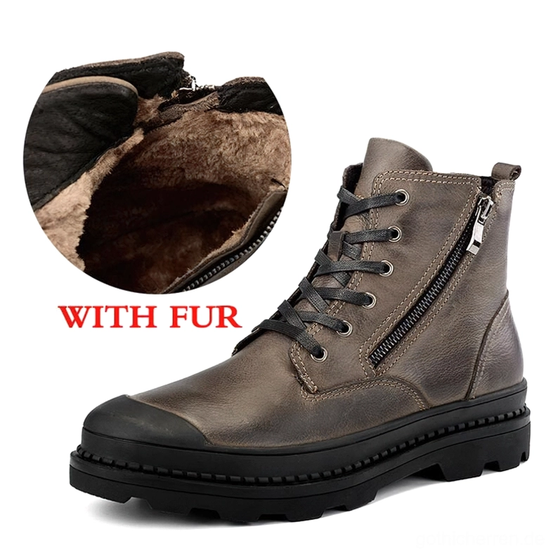 Taupe Gothic Combat Stiefel mit braunem Fellfutter, Vorderansicht mit Schnürung zeigt gemütliches Futter und verstärkten Zehenkappe mit rundem Profil