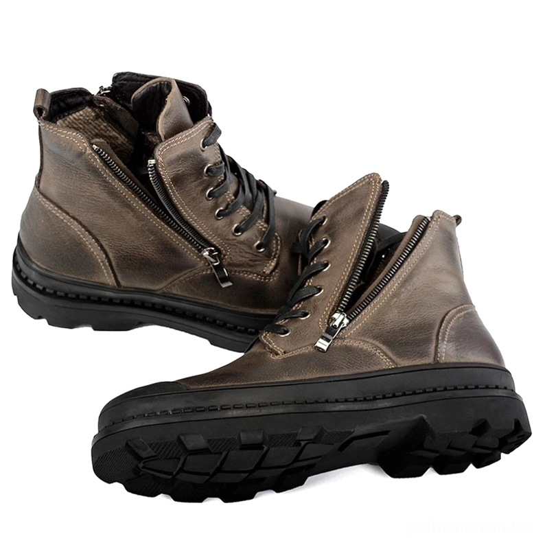 Paar Taupe Gothic Combat Stiefel in gemischter Vorder- und Draufsicht auf weißem Hintergrund, zeigt robustes Laufprofil und Seitenreißverschluss-Details