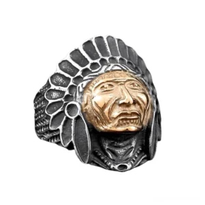 Gothic Totenkopf Häuptling Ring mit federgeschmückter Krone, Edelstahl Dreiviertel-Frontansicht, tribal headdress schmuckstück im modernen gotischen stil