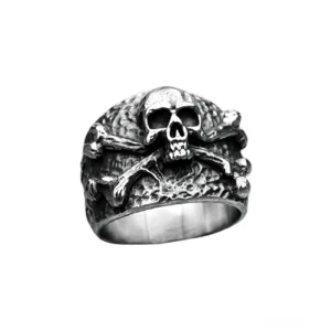 Totenkopf Krossknochen Gothic Ring Edelstahl 3D frontale Dreiviertelsicht handgehämmerte Textur Piraten-Design