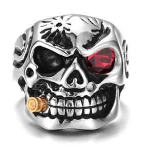 Antiksilber Totenkopf Piraten-Biker-Ring mit rotem Kristallauge und Zigarre-Detail, Vorderansicht gotischer Edelstahl-Schmuck mit graviertem Totenkopf