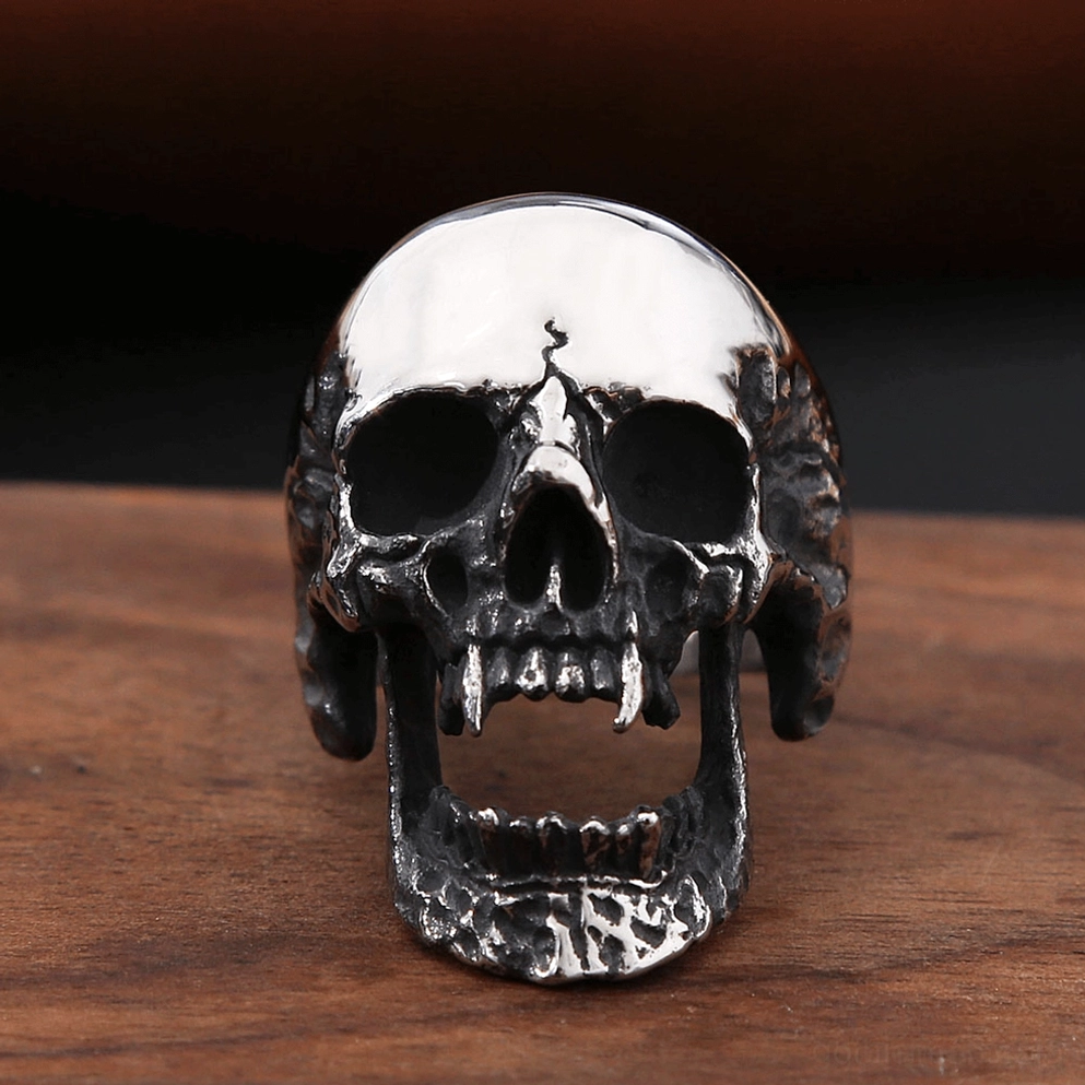 Vampire Skull Gothic Ring direkte Frontnahaufnahme zeigt feine Schädeldetails, strukturierte Kieferbasis und verfeinerte Neo-Gothic Handwerkskunst auf Holztisch