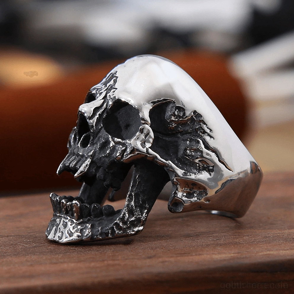 Vampire Skull Gothic Ring Seitenprofil zeigt polierte Schädelkrone und strukturierte Kiefer-Details des Neo-Gothic Statements auf rustikalem Holztisch