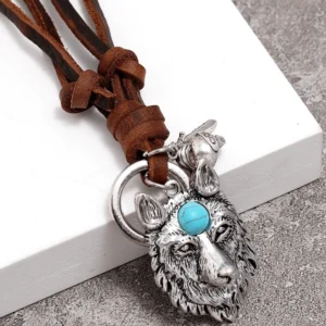 Verstellbare braune Leder-Wolfskopf Halskette mit doppelter Knotung - echtes braunes Lederband mit silbernem Wolfskopf-Charm, Seitenansicht der Schnur und Knotenverschluss