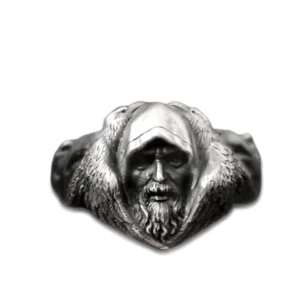 Nordischer Viking Wolf Ring mit geschwärzter Edelstahlfinish und intricate Odin Schnitzerei und Wolf Motiv Flachansicht Studiofotografie