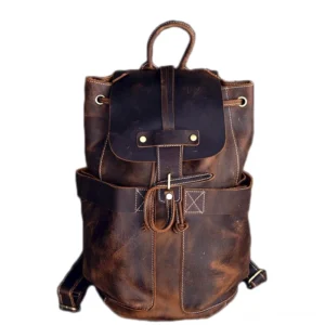Dunkelbraune vintage Rindsleder Gothic Rucksack Frontansicht mit Schnurzug-Verschluss, oxidiertem Messingbeschlag, erhabenen Details und distressetem Leder-Finish für authentischen Steampunk-Look