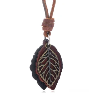 Dunkle Vintage Leder Blatt Anhänger Gothic Halskette mit doppelter Blattschicht und hohlen Bronze-Metallakzenten – Draufsicht Flachlage