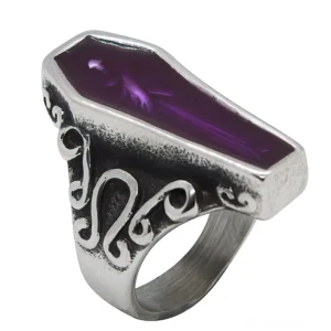 Violetter Sarg-Mumien-Ring mit viktorianischer Scroll-Gravur und violettem Emaille-Inlay, linke Dreiviertelsicht auf weißem Hintergrund, Gothic-Edelstahlschmuck