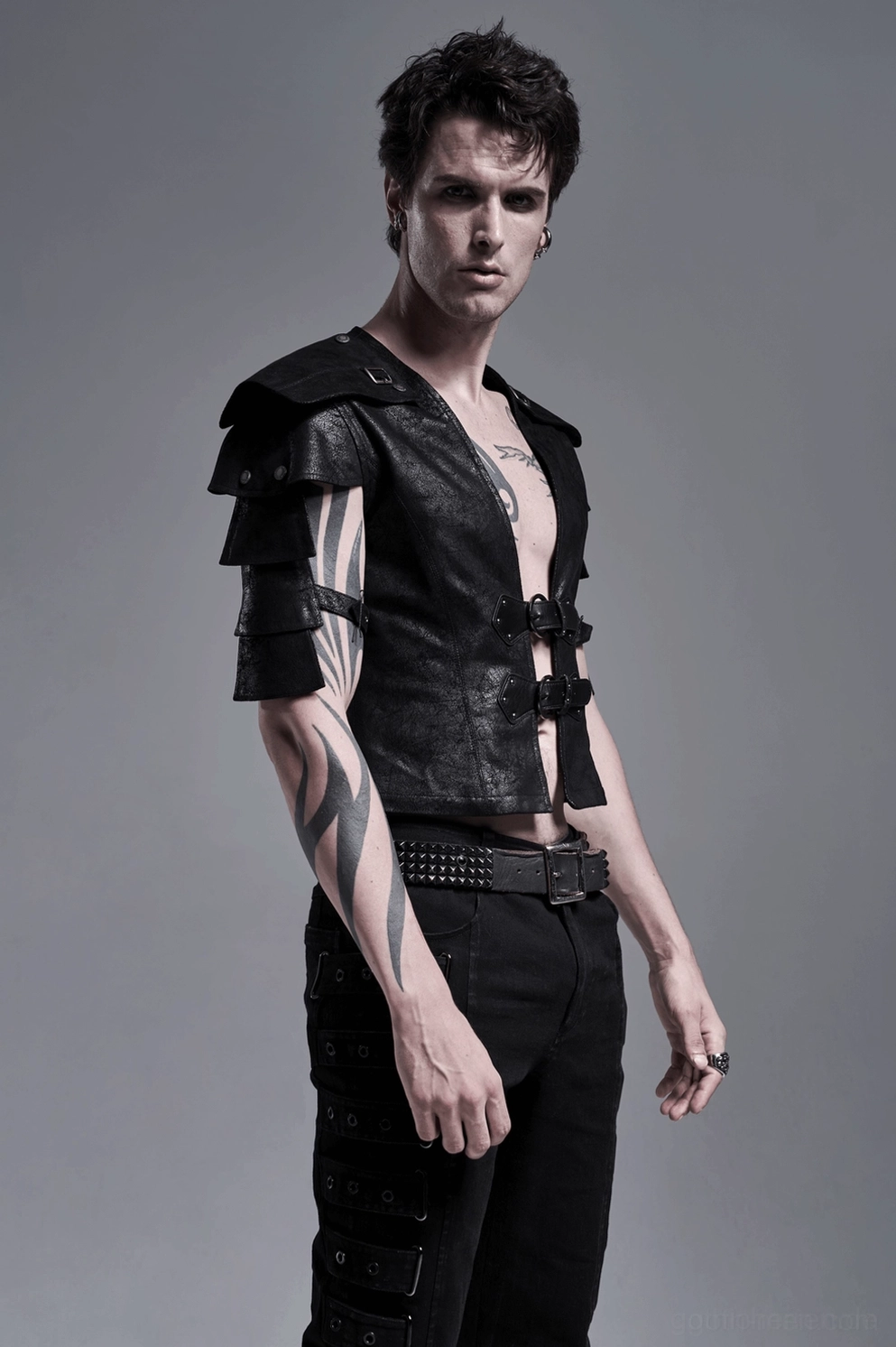 Vollständiges Gothic Lederweste Outfit zeigt Layering und Alternative-Mode-Kombinationen mit dunklen Stoffen