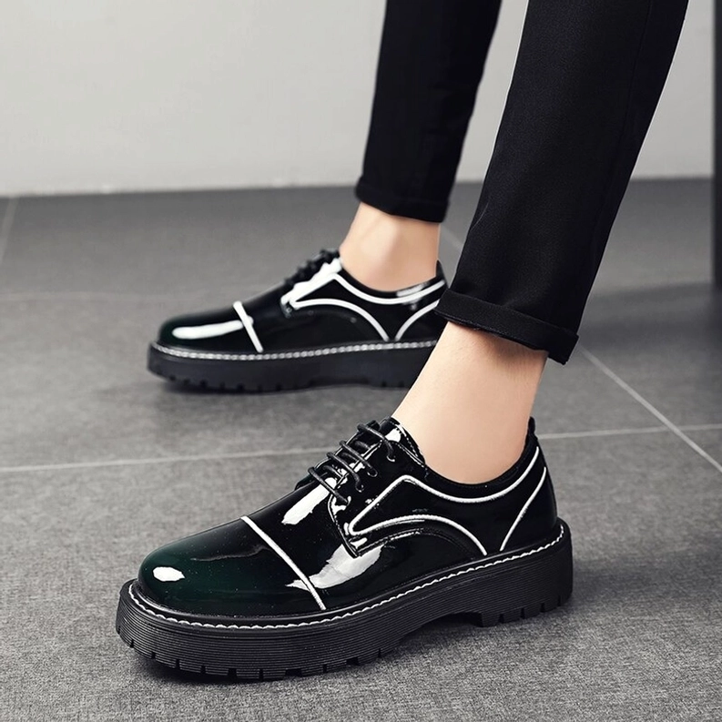 Model trägt dunkle grüne Patent-Leder Schnür-Oxford Kleid-Plateauschuhe mit dicker Plateausohle Tiefwinkel