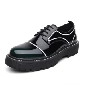 Herren Patent-Leder Oxford Plateauschuhe in Waldgrün mit hochglänzender Oberfläche und weißer dekorativer Naht Vorderwinkel