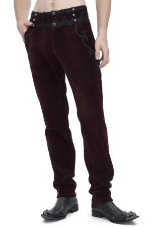 Weinrot Cord-Hose mit schwarzer Spitzenborte Gothic Herren Schrägansicht vorne auf Model mit schwarzen Stiefeln, tailierte Silhouette sichtbar