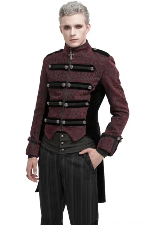 Weinrot gothischer Herren-Tailcoat mit Damast-Jacquard-Muster und schwarzen Velvet-Einsätzen, Vorderansicht im Dreiviertel-Winkel, zeigt militärische Dekorstreifen und Stehkragen