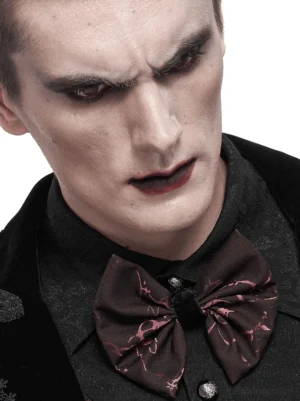 Nahaufnahme: Herr mit dunklem gotischem Make-up trägt weinrot-schwarze Jacquard-Schleife mit Schnürsystem, formales schwarzes Hemd, hochwertige gotische Halsbekleidung