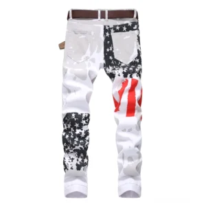 Rückansicht weiße Denim-Jeans mit amerikanischem Flaggen-Stern-Print auf hinteren Taschen unterer Bereich strukturierte Silhouette Gothic Slim Jeans