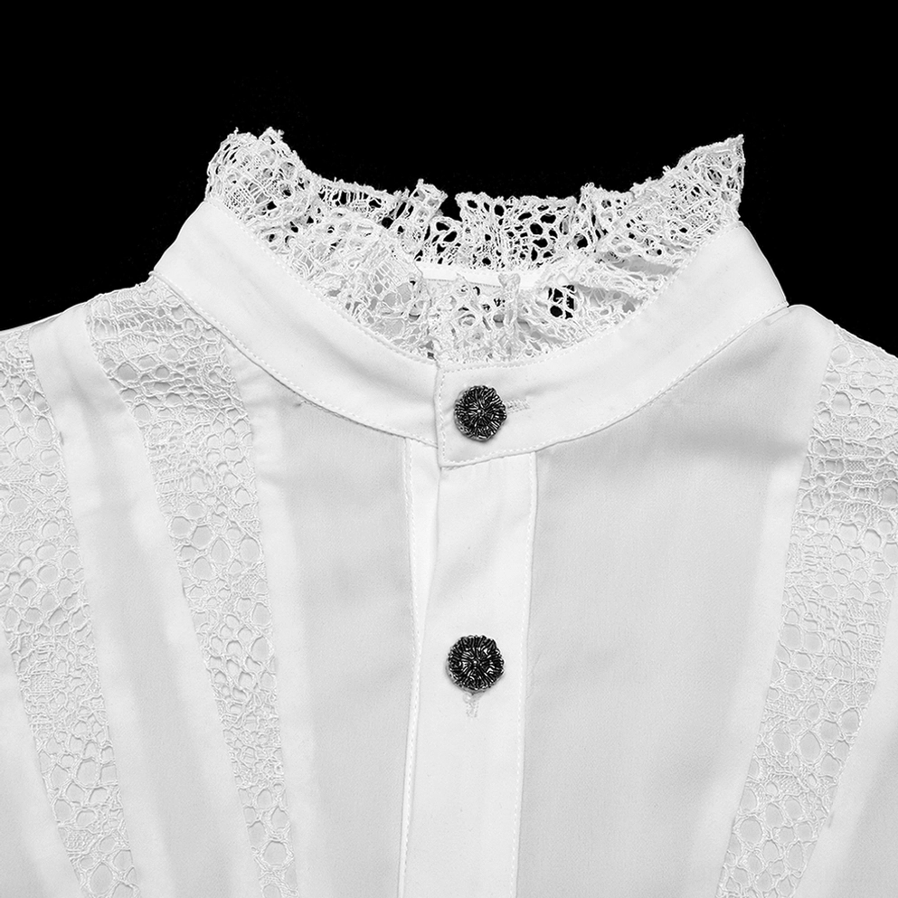 Nahaufnahme des gerüschten Spitzen-Stehkragens und schwarzen dekorativen Knöpfe auf dem weißen Gothic-Chiffonhemd, zeigt exquisite Spitzenarbeit und viktorianische Jabot-Designdetails