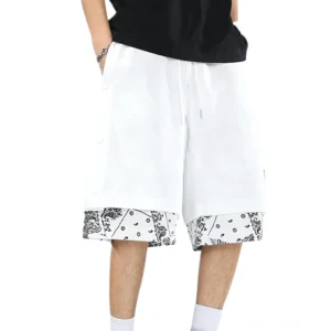 Weiße gotische Alternative Shorts mit Seitendruckknöpfen und Drawstring-Taille in Vorderansicht auf Modell für casual gotischen Streetwear Styling und romantische Goth Looks