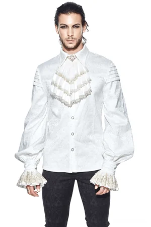 Weiße gotische Herrenhemd Frontansicht mit Spitzenmanchetten und plissiertem Jabot auf männlichem Modell, zeigt Vintage-Metallknöpfe und Puffärmel
