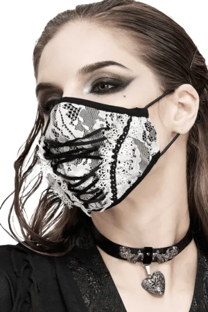 Weiße gotische Spitzenmaske mit schwarzer Korsett-Schnürung von der Seite, florales Spitzen-Detail Nahaufnahme, getragen von Model mit gotischem Makeup und dunklem Lidschatten