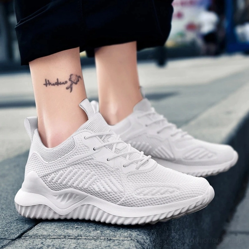 Weiße Mesh Gothic Turnschuhe Lifestyle-Verschleiß Styling mit tatouiertem Träger – zeigt Alternative-Subkultur-Ästhetik und modernes Goth-Design