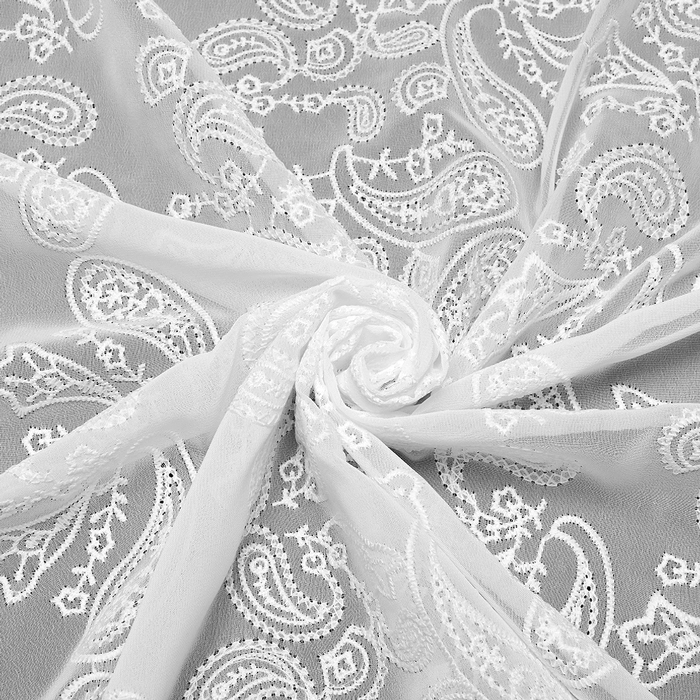 Nahaufnahme der weißen Chiffon-Textur mit aufwendiger Paisley-Spitzenstickerei – durchscheinender feiner Stoff mit handwerklichen Stickerei-Details