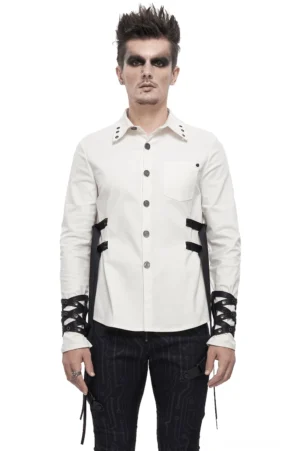 Weißes Gothic-Punk-Langarmhemd mit schwarzen Nylon-Seitenriemen und Metallbeschlägen, Vorderansicht auf männlichem Model mit dunkler Punk-Styling